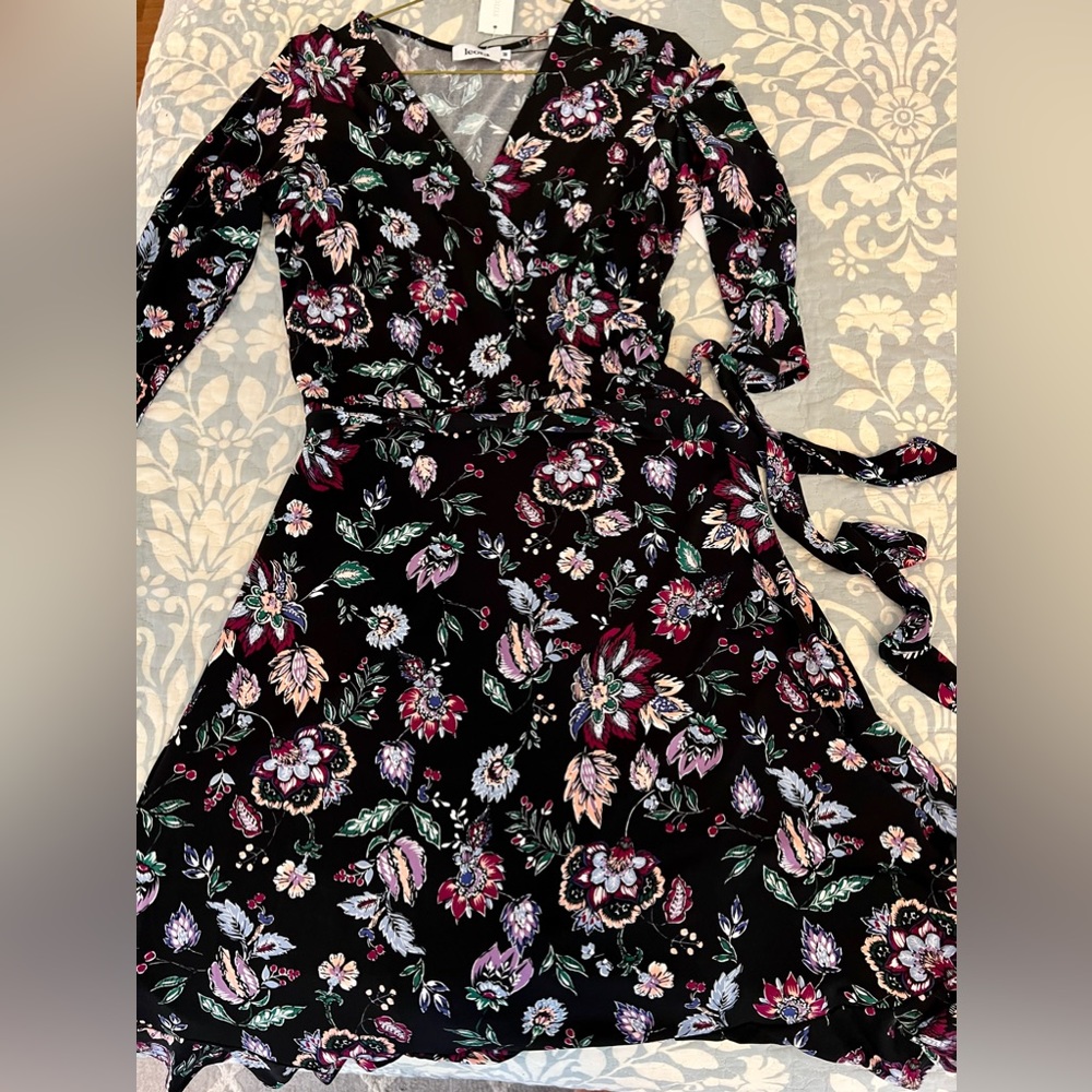 New with tags 3/4 length sleeve wrap style dress. Size M